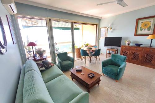un salon avec un canapé, des chaises et une table dans l'établissement Apartment with sea view balcony, à Ajaccio