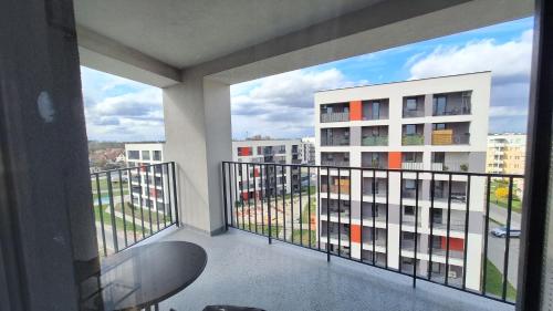 a balcony with a view of a building at City Break Apartment z gabinetem, 2 łazienkami, tarasem i garażem podziemnym w cenie in Rzeszów