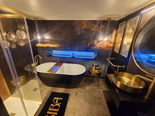 Phòng tắm tại 3 Bedroom Contemporary retreat & hot tub