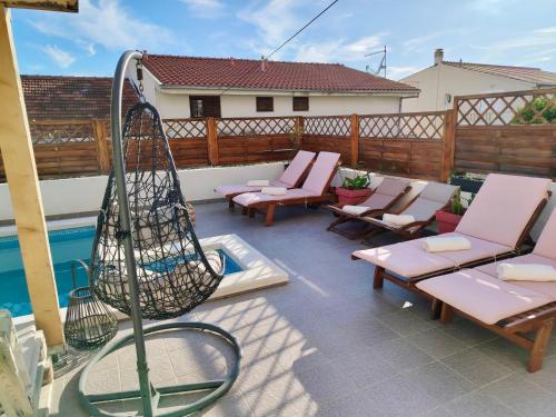 Bazén v ubytování B&B Buzolic nebo v jeho okolí