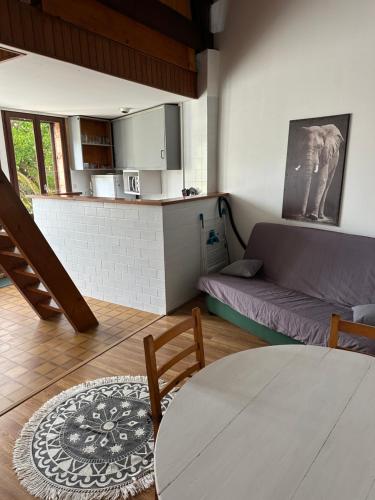 un salon avec un canapé et une table dans l'établissement Caprice, à Lacanau-Océan