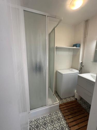 une salle de bain avec une douche, des toilettes et un lavabo dans l'établissement Caprice, à Lacanau-Océan