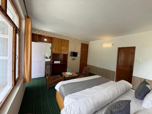 Ένα ή περισσότερα κρεβάτια σε δωμάτιο στο Hotel Alpine Himalayan View , Manali By The Premium Villa