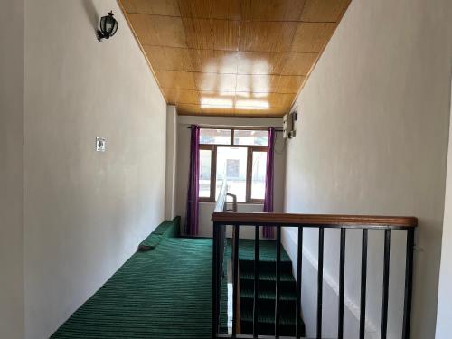 Φωτογραφία από το άλμπουμ του Hotel Alpine Himalayan View , Manali By The Premium Villa σε Manāli