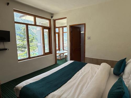 Ένα ή περισσότερα κρεβάτια σε δωμάτιο στο Hotel Alpine Himalayan View , Manali By The Premium Villa