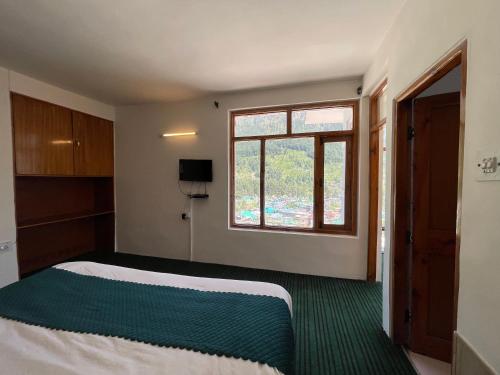 Ένα ή περισσότερα κρεβάτια σε δωμάτιο στο Hotel Alpine Himalayan View , Manali By The Premium Villa