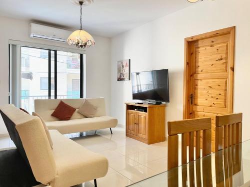 TV a/nebo společenská místnost v ubytování Modern Mediterranean 3 Bed, 2 Bath in St Pauls Bay - 5 Min Walk to Promenade, Beaches Nearby
