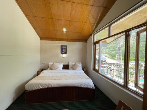 Ένα ή περισσότερα κρεβάτια σε δωμάτιο στο Hotel Alpine Himalayan View , Manali By The Premium Villa