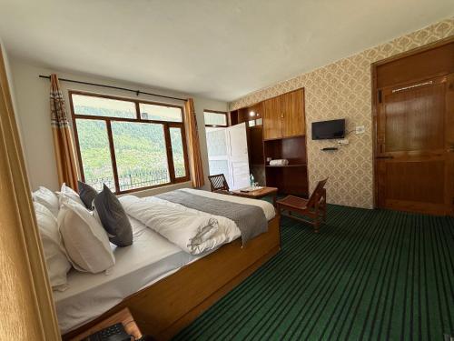 Ένα ή περισσότερα κρεβάτια σε δωμάτιο στο Hotel Alpine Himalayan View , Manali By The Premium Villa
