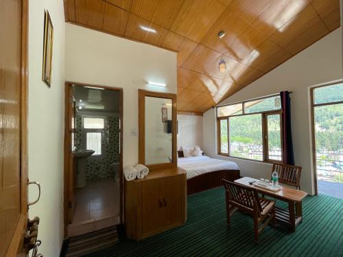 Ένα ή περισσότερα κρεβάτια σε δωμάτιο στο Hotel Alpine Himalayan View , Manali By The Premium Villa