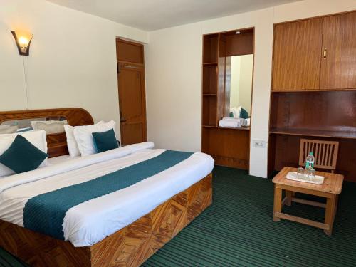 Ένα ή περισσότερα κρεβάτια σε δωμάτιο στο Hotel Alpine Himalayan View , Manali By The Premium Villa