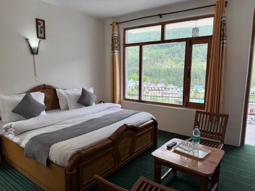 Ένα ή περισσότερα κρεβάτια σε δωμάτιο στο Hotel Alpine Himalayan View , Manali By The Premium Villa