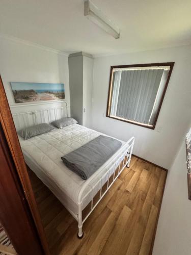 Postel nebo postele na pokoji v ubytování Geographe Bay Holiday Park Unit 33 On The Beach