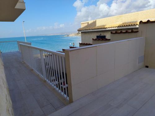 Vue générale sur la mer ou vue sur la mer prise depuis l'appartement