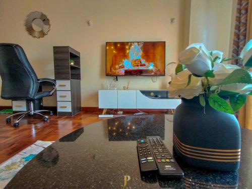Μια τηλεόραση ή/και κέντρο ψυχαγωγίας στο Elite 2 bedroom westlands
