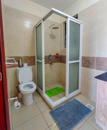 Ένα μπάνιο στο Elite 2 bedroom westlands