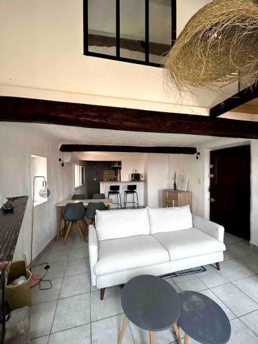 - un salon avec un canapé blanc et des tables dans l'établissement Appartement Duplex Lumineux au Centre de Grasse, à Grasse