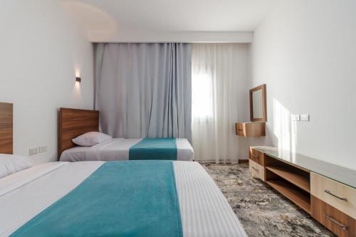 Postel nebo postele na pokoji v ubytování Al Saraya Sahl Hasheesh by Peaks One Bedroom Apartment With Pool View C304