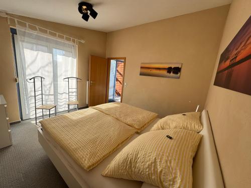 Un dormitorio con dos camas y una ventana. en Seemöwe, en Oberuhldingen