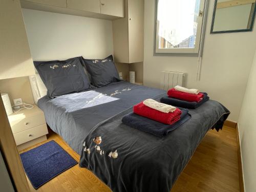 une chambre avec un lit avec deux oreillers dessus dans l'établissement Resort central apartment ideal for up to 2 people, aux Carroz d'Arâches