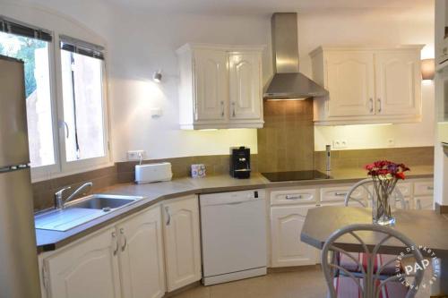 une cuisine avec des armoires blanches et un évier dans l'établissement Casa Valentino, à Lecci