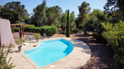 - une piscine dans une cour avec des chaises et des arbres dans l'établissement Casa Valentino, à Lecci