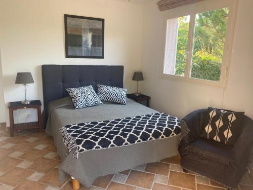 une chambre avec un lit, une chaise et une fenêtre dans l'établissement Casa Valentino, à Lecci