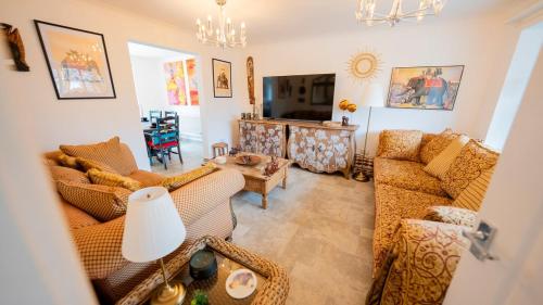 TV a/nebo společenská místnost v ubytování Stylish 4-Bed House in Arley