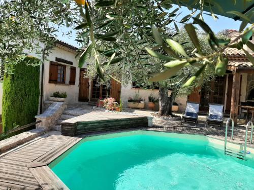 une piscine dans une cour avec une maison dans l'établissement maison de vacances avec piscine, à Berre-des-Alpes