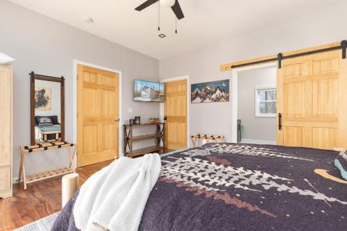 una camera con un grande letto e porte in legno di Mountain Retreat-Bryce Resort Passes-Fire Pit-BBQ a Mount Jackson