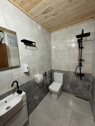 Bilik mandi di Nirvana Suite Hotel