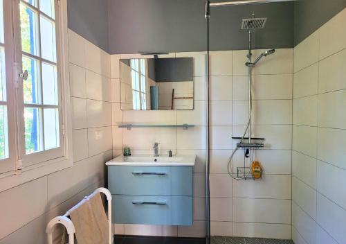 une salle de bain avec un lavabo et une douche dans l'établissement MAYIE THERESA - Belle villa bascolandaise entre lac et mer, à Soorts-Hossegor
