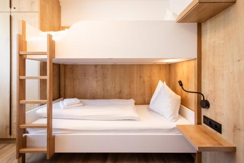 Alpenstolz Damüls Haus 1 - Stilvoll urlauben in den Bergenにあるベッド