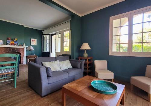 un salon avec un canapé et une table dans l'établissement MAYIE THERESA - Belle villa bascolandaise entre lac et mer, à Soorts-Hossegor