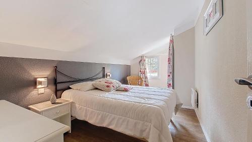 une petite chambre avec un lit et une fenêtre dans l'établissement M-Golf 01-Moliets Maisonnette pour 6 personnes dans résidence avec piscine, à Moliets-et-Maa