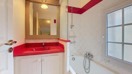 La salle de bains est pourvue d'un lavabo rouge et d'une douche. dans l'établissement M-Golf 01-Moliets Maisonnette pour 6 personnes dans résidence avec piscine, à Moliets-et-Maa