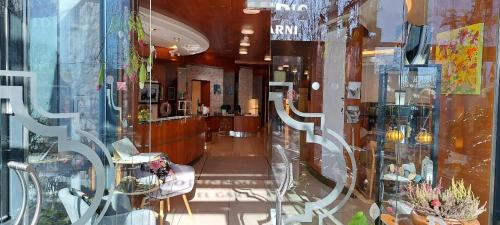 a store with a display window in a building at Hotel Stoiser Graz -Parkplatz inbegriffen! in Graz