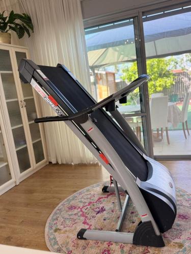 a treadmill sitting on top of a rug at שלווה בגלבוע - וילה מהממת עם ג'קוזי ובריכה בגדעונה in Gid‘ona