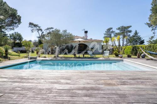 une image d'une piscine dans une villa dans l'établissement Villa Silvana, à Anglet