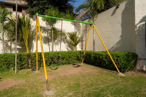 an empty swing set in a yard at Hotel Chandrawati Palace in Ābu Road