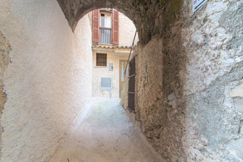 an alley with a building in the background at Arpinum Divinum luxury loft in Arpino