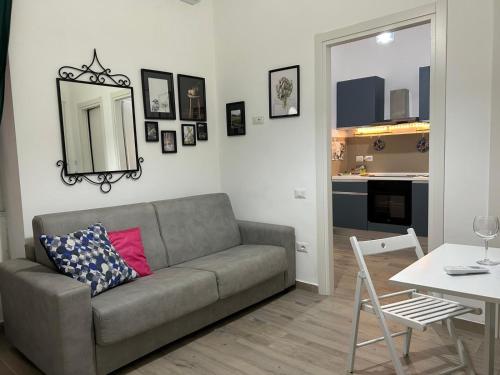 un salon avec un canapé et une table dans l'établissement B&B due stanzulelle, à Salerne