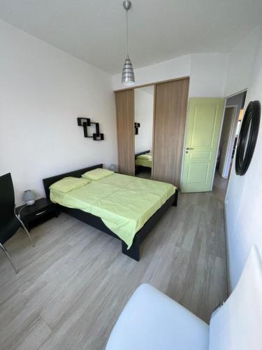 - une chambre avec un lit vert dans l'établissement Le Peyron, à Saint-Raphaël