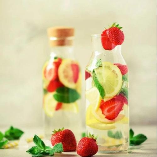 MGM Wellness Retreat في أسوان: زجاجتان من عصير الليمون بالفراولة مع الفاكهة