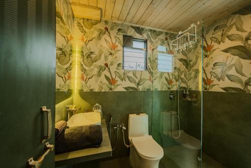 ein Badezimmer mit Toilette, Waschbecken und Dusche in der Unterkunft SaffronStays Shambhala Bodhi - 3-BR villa overlooking Pawna Lake with private pool, jacuzzi, and lounge areas in Malavli