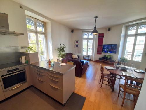 un salon avec une cuisine et une salle à manger dans l'établissement L'Oasis Lumière - T3 central, fibre, TV connectée, à Montpellier