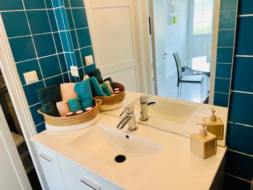 a bathroom with a sink and a mirror at Maison entre Saumur et Montreuil Bellay La Motte in Artannes-sur-Thouet