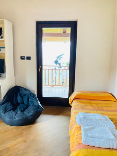 a room with a bed and a door to a balcony at Luce sul Bric in Gambasca