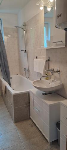 グラボヴァツにあるHouse Anitaの浴槽、洗面台、シャワーを備えたバスルーム
