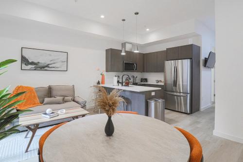 a kitchen and a living room with a table at Unit 4 Studio Queen plus Sofa Bed DC Convention Centre in Washington, D.C.
